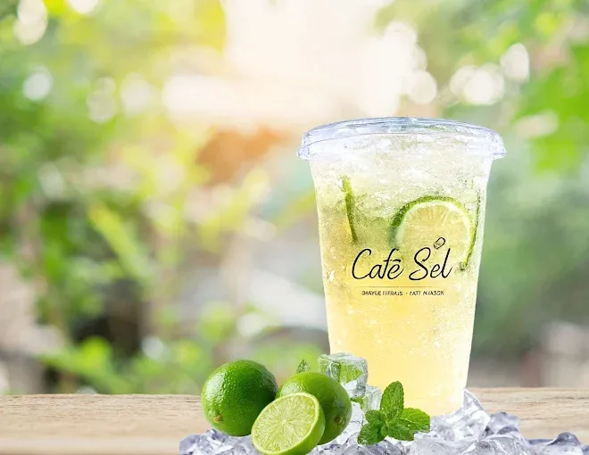 Rafraîchissement à la lime et à la menthe chez Café Sel