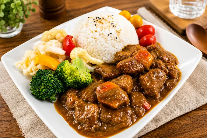 Assiette de riz au curry de bœuf avec légumes vapeur chez Café Sel