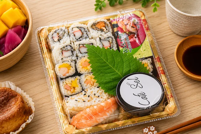 Plateau de sushis frais avec makis et nigiri de crevette, chez Café Sel