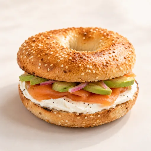 Bagel grillé au saumon fumé, fromage à la crème et avocat, chez Café Sel